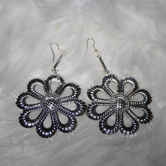 Set of Two Fashion Earrings - Picture 2 of 4